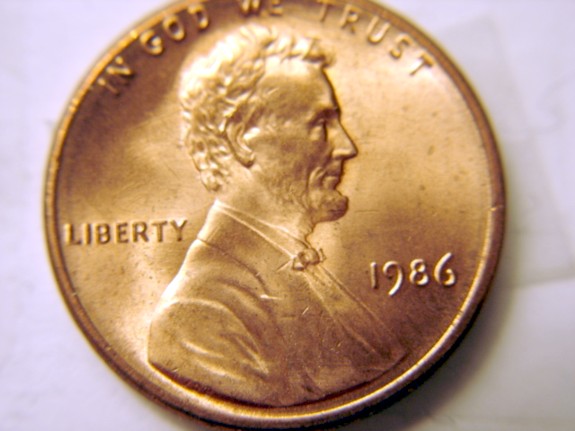 1986-Lincoln-Memorial-Cent--What-Is-The-Extra-Metal-Inside-Column-#4?